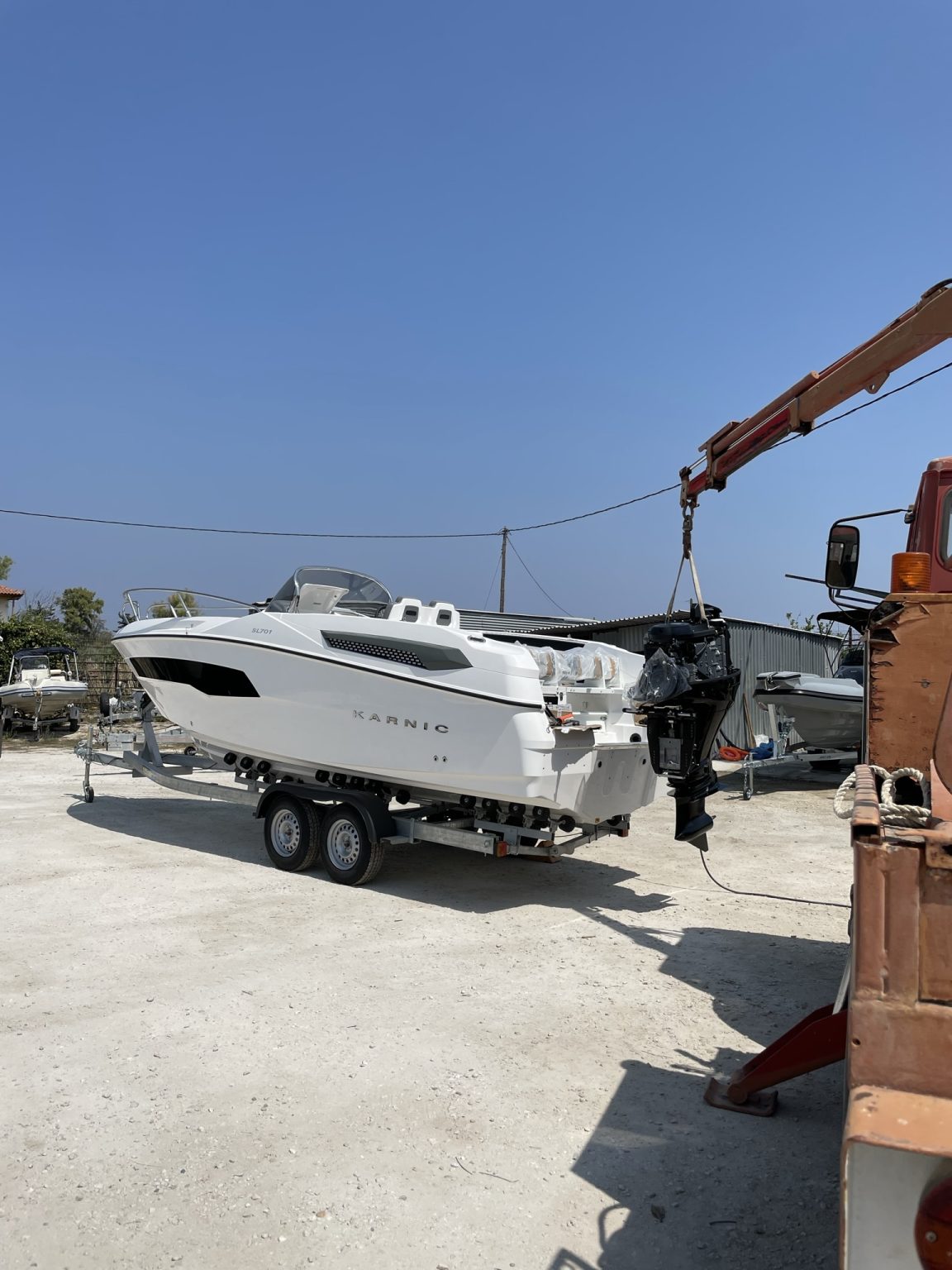 βγάλσιμο εξωλέμβιας μηχανής σκάφους για επισκευή και συντήρηση